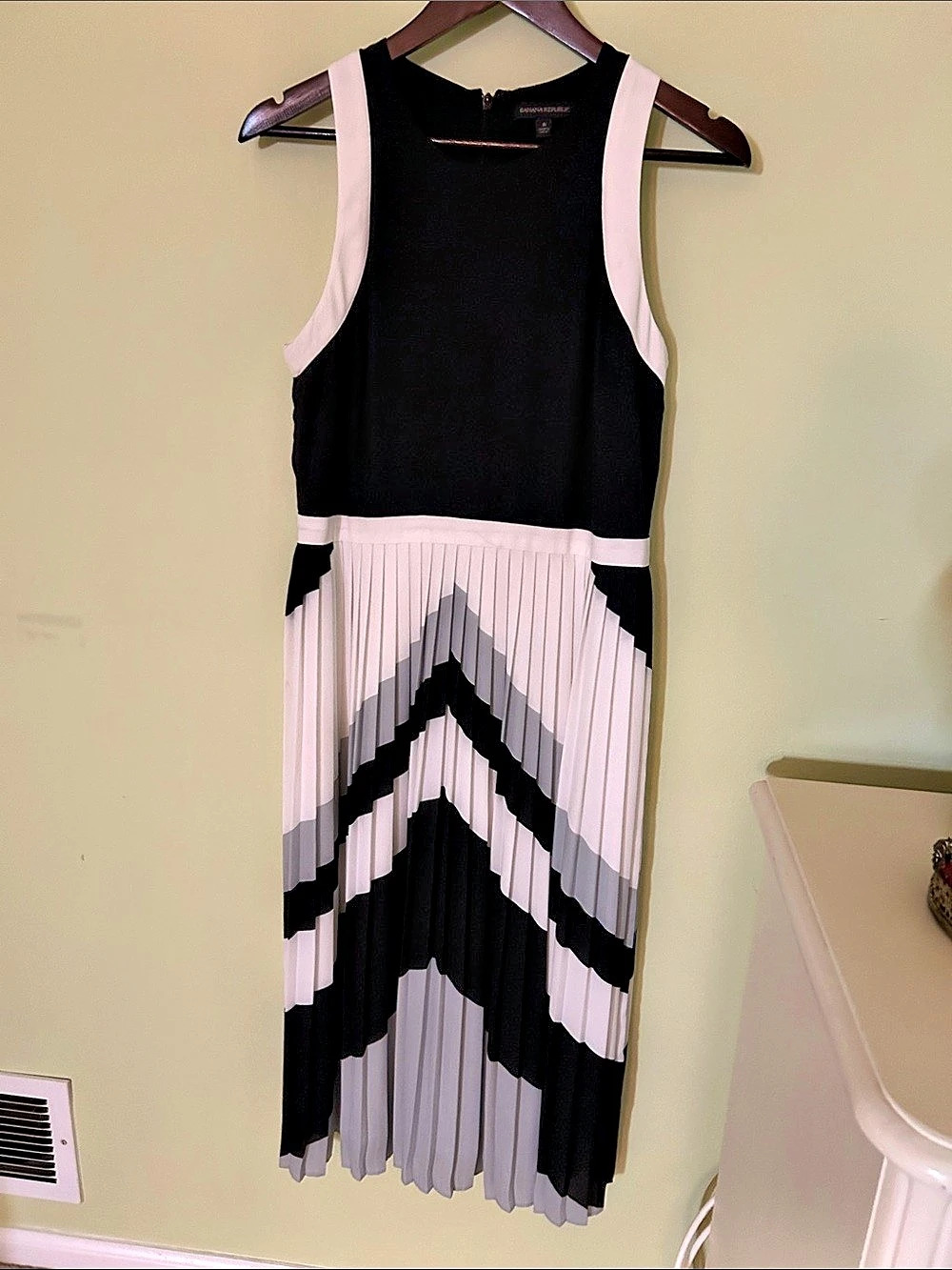 Banana Republic Chevron Pleated Midi Dress Black & White Size 8
